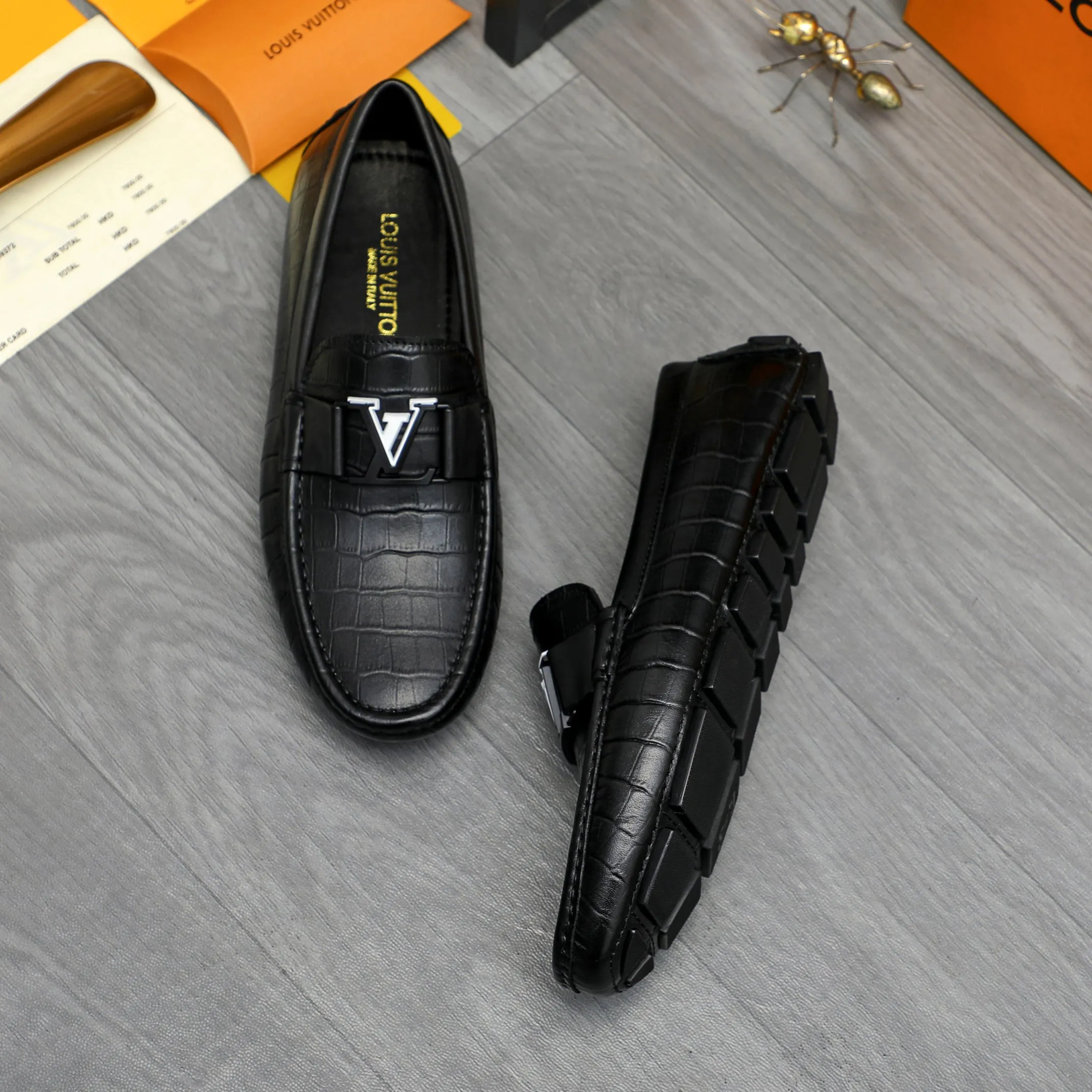 Men's shoes 💰p420 Product trademark: LV "Louis Vuitton" casual slip-on men's shoes Regular size: 38-44 Product material: Selected stone grain cowhide upper, sheepskin lining, original rubber outsole
